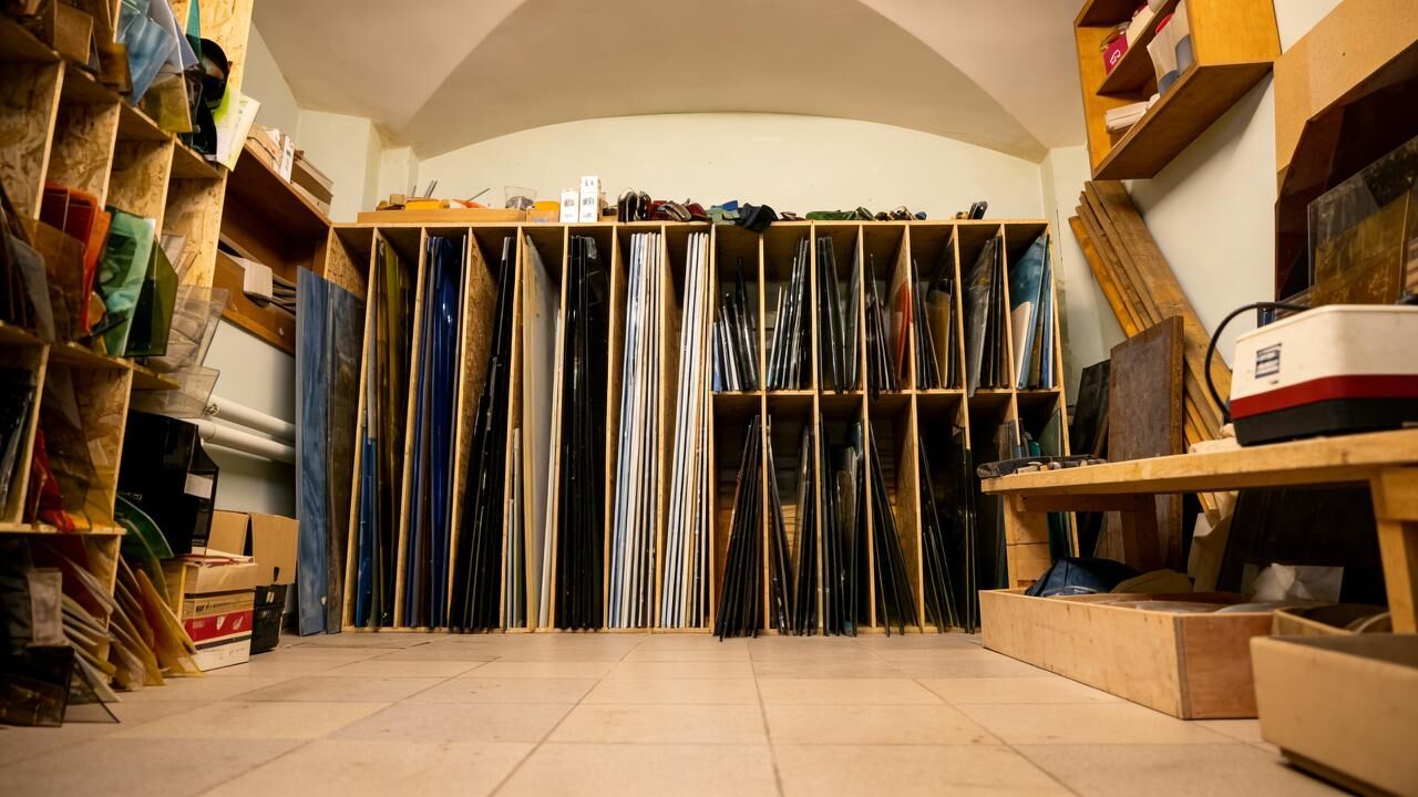 Workshop with vertical glass sheet storage racks